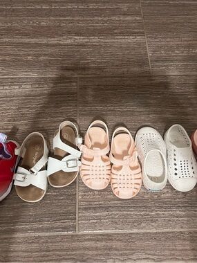 Native Kids White Buckle Sandals & Peach Jelly Sandals